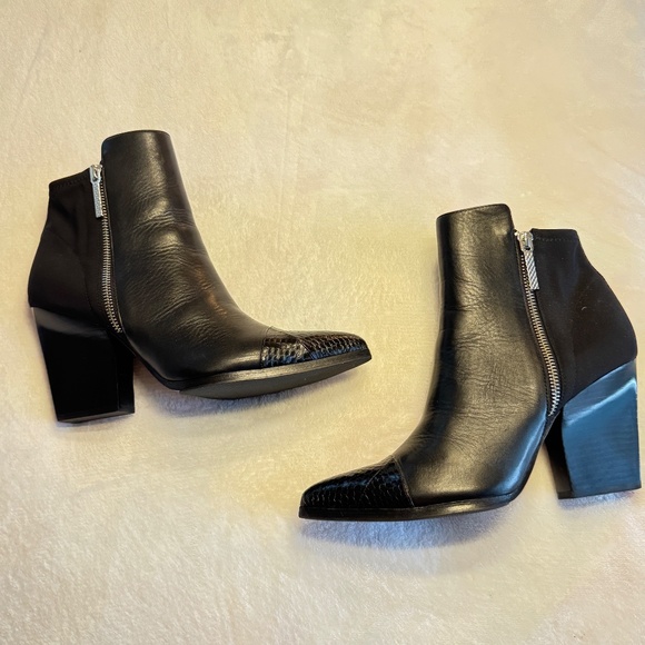 Size 9 Donald J Pliner Volt Snakeskin Embossed Cap Toe Bootie - Picture 11 of 12